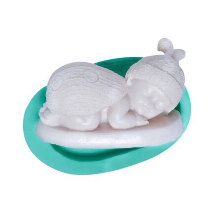 Uğur böceği uyuyan bebek silikon kalıbı ile dökülmüş bebek odası süsü.