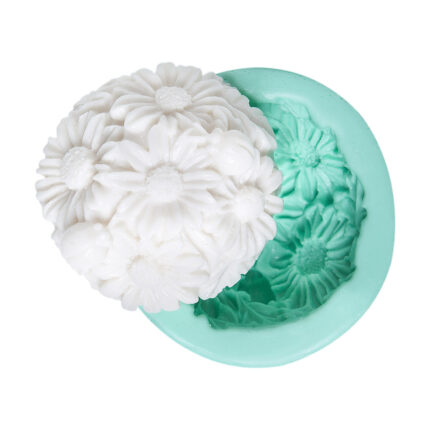 Uğur böcekli papatya silikon kalıbı ve kalıptan çıkarılmış papatya sabun. Bahçe temalı dekorasyon için ideal.