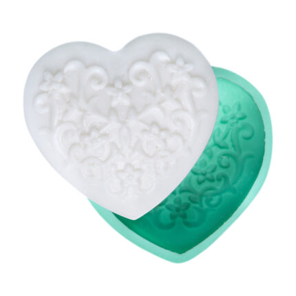Çiçek işlemeli kalp silikon kalıbı ve kalıptan çıkmış süslü kalp biblo. Çiçek üstlü kalp biblo yapımı için ideal.