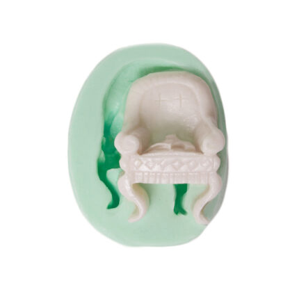 Üstünde kazak bulunan koltuk silikon kalıp modeli. Kış temalı dekorasyon için ideal, 3,5x3x5cm ölçülerinde.