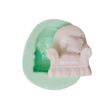 Üstünde kırlent bulunan koltuk silikon kalıp modeli. Minyatür mobilya, 3,5x3x5cm.