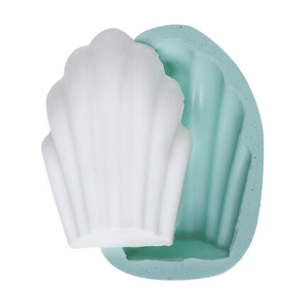 Deniz kabuğu desenli silikon kalıp ve kalıptan çıkmış deniz kabuğu objesi. Dekoratif sahil temalı obje yapımı için ideal.