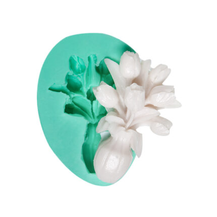 Vazoda güller silikon kalıbı ve dökümden elde edilmiş çiçek temalı obje. Sabun, alçı, beton dökümü için ideal.