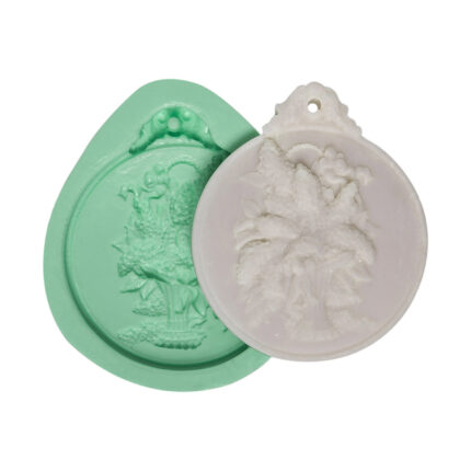 Vazoda kır çiçekleri delikli silikon kalıbı ve kalıptan çıkmış çiçek temalı obje.