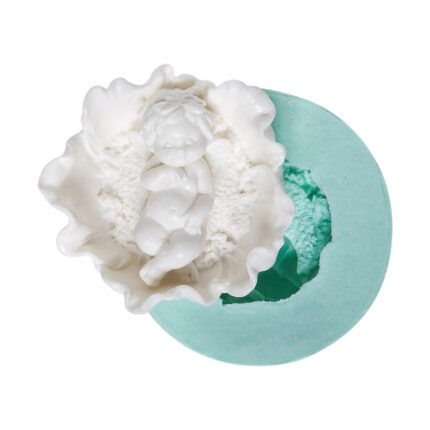 Yaprağın içinde uyuyan çocuk silikon kalıbı ile yapılmış bebek figürü. Bebek temalı sabun/mum yapımı için ideal.