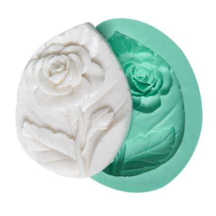 Yaprak üzerinde gül kalıbı ve kalıptan çıkmış gül çiçeği biblo. Doğa temalı dekorasyon için silikon kalıp.