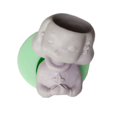 Yaprak tutan kız saksı silikon kalıbı. Doğa temalı kız figürü saksı kalıbı. Elinde yaprak tutan kız heykeli saksı.