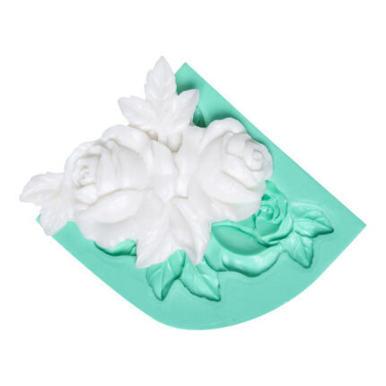 Yapraklı büyük gül kalıbı ile yapılmış beyaz gül figürü. Gösterişli çiçek biblo yapımı için ideal.