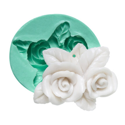 Yaprak detaylı gül kalıbı ve kalıptan çıkmış beyaz gül biblo. Çiçek reçine süs yapımı için ideal.