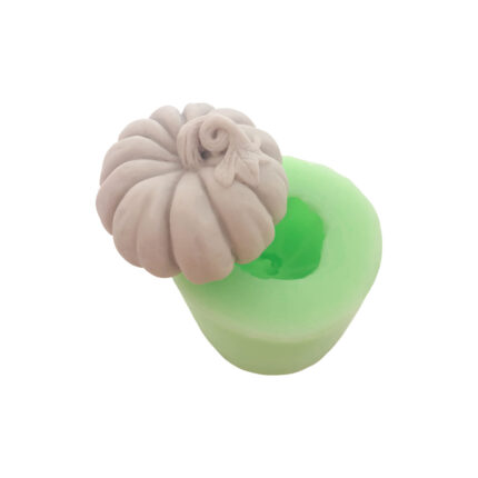 Yapraklı küçük boy balkabağı silikon kalıp ve kalıptan çıkarılmış balkabağı figürü.