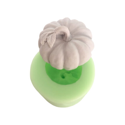 Yapraklı orta boy balkabağı silikon kalıbı ve kalıptan çıkarılmış balkabağı figürü.