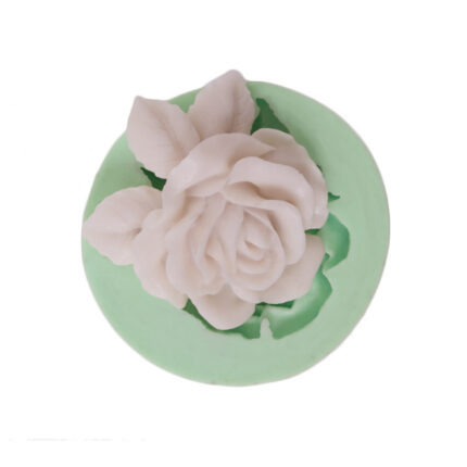 Yapraklı yan gül silikon kalıp ile yapılmış gül figürü. Dekoratif gül silikon kalıp dökümü.