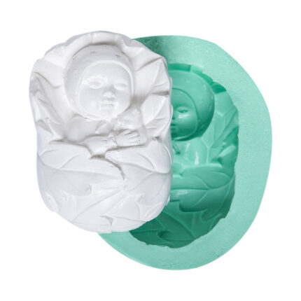 Yaprakta sarılı sevimli bebek silikon kalıbı ve kalıptan çıkmış bebek figürü.