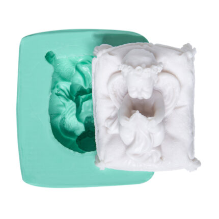 Yastıkta bebek silikon kalıbı ve kalıptan çıkarılmış bebek figürü. Bebek odası dekorasyonu için ideal.