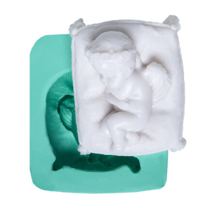Yastıkta yan yatan bebek silikon kalıbı ve kalıptan çıkmış bebek figürü. Bebek anı objesi yapımı için ideal.
