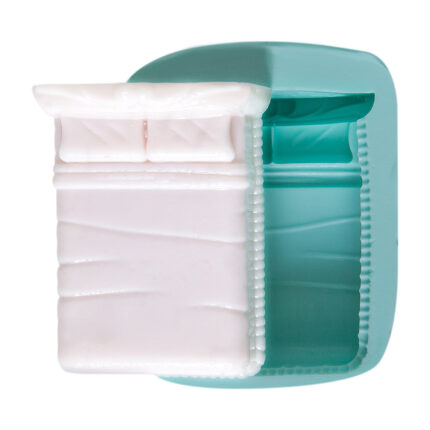 Yatak silikon kalıbı ve kalıptan çıkmış yatak modeli. Bebek evi mobilyası yapımı için ideal.