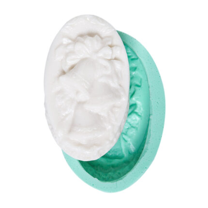 Çan süs sabun kalıbı ve kalıptan çıkarılmış figür. Tatil dekorasyonu için çan biblo malzemesi.