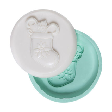 Yılbaşı çoraplı yuvarlak silikon kalıp: kış tatili çorap süsü yapımı için ideal.