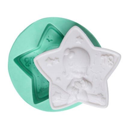 Yıldızlarda çocuk silikon kalıbı ve kalıptan çıkarılmış çocuk temalı obje. Çocuk odası süsleri için ideal.