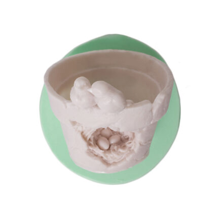 Yuvada yumurtlamış kuşlu saksı silikon kalıp ile yapılmış bahçe temalı süs objesi.