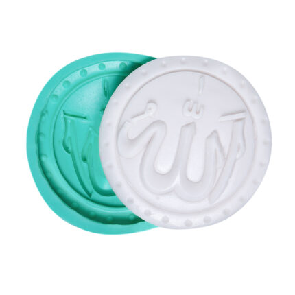 Yuvarlak Allah lafzı silikon kalıbı ve döküm örneği. İslami dekorasyon ve sabun yapımı için ideal.