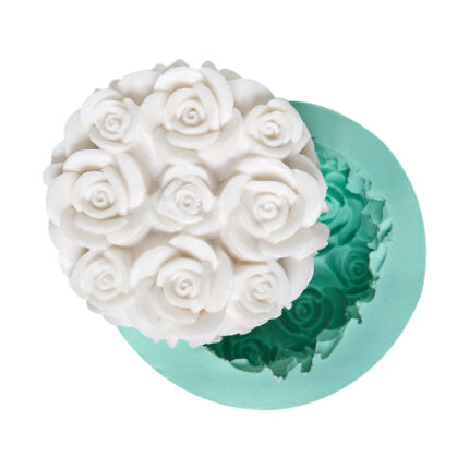 Yuvarlak şekilli büyük gül kompozisyonlu silikon kalıp ve dökülmüş gül objesi. Çiçek desenli sabun tekniği için ideal.