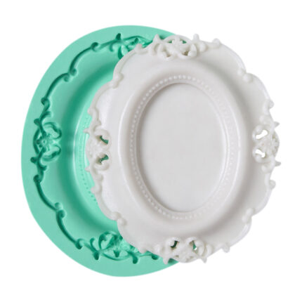 Kurdelya Klasik Yuvarlak Çerçeve Desenli Silikon Kalıbı ve döküm çerçeve örneği. Yuvarlak reçine süs yapımı için ideal.