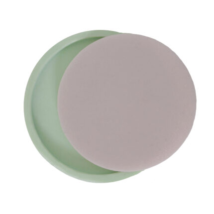 Yuvarlak sade tabanlık silikon kalıp ile yapılmış, açık renkli yuvarlak tabanlık.