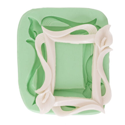 Zambaklı dalgalı çerçeve silikon kalıbı, çiçek temalı sabun ve dekoratif obje yapımı için ideal. 10x9x1cm.