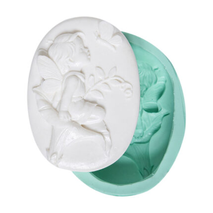 Zambak çiçeği ile süslü bebek figürü silikon kalıbı. Masalcı Dünya KK-0257. Çiçek temalı çocuk sabunu yapımı için ideal.