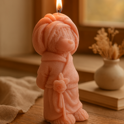 Bornozlu ve gül detaylı pembe ayıcık mum, Kurdelya silikon kalıptan çıkan estetik bir dekoratif mum.